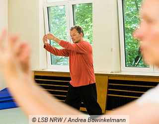 Alterer Mann f�hrt eine QiGong �bung aus