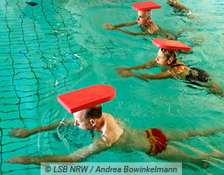 Einer Gruppe von M�nnern und Frauen f�hren eine Schwimm�bung aus