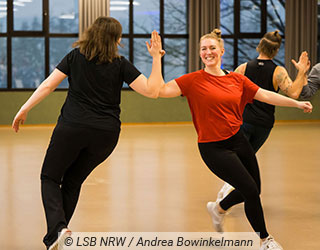 Junge Frauen beim Tanzen