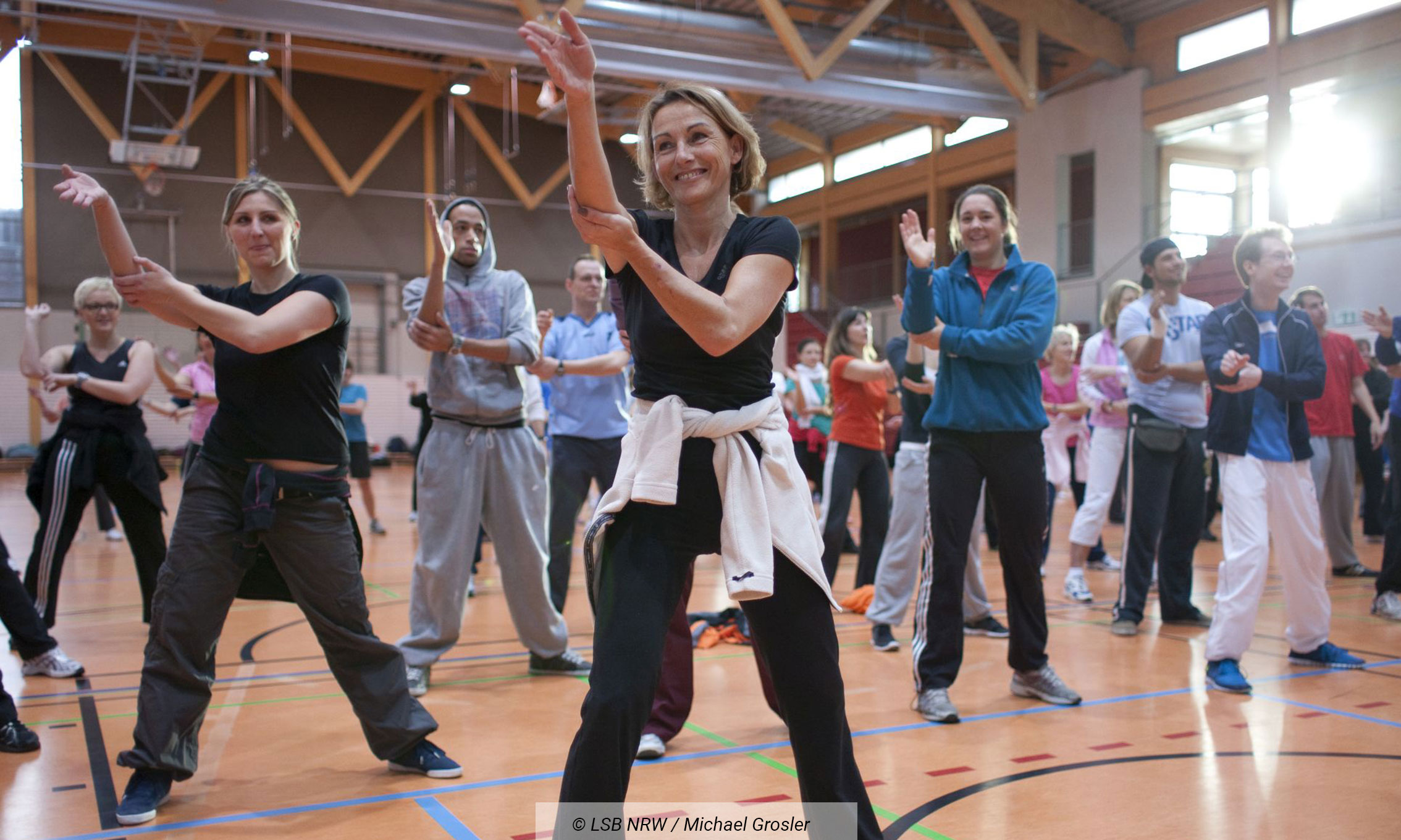 Eine Gruppe M�nnern und Frauen beim Fitnesstraining