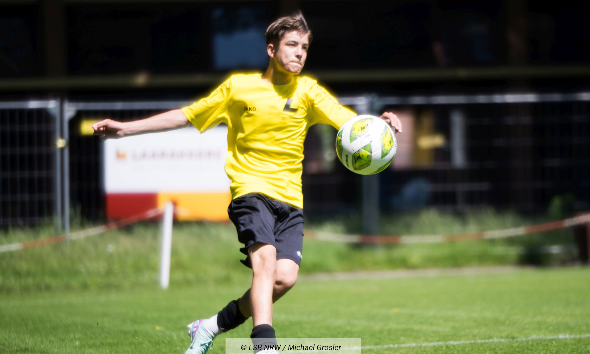 BSG Bethel Bielefeld - Fußball Junger Fußballer mit Ball auf dem Rasen
