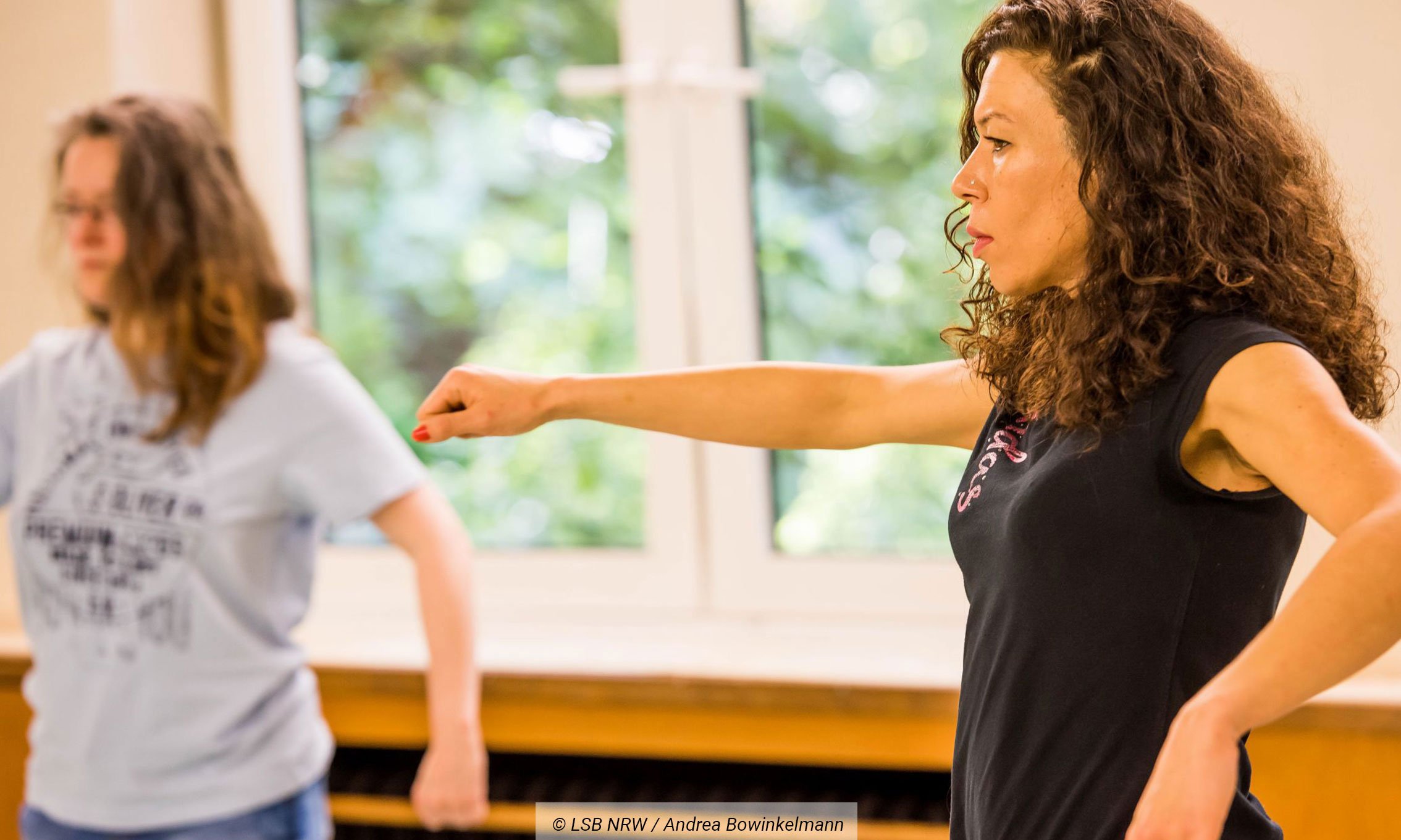 Junge Frau f�hrt eine Tai Chi �bung aus