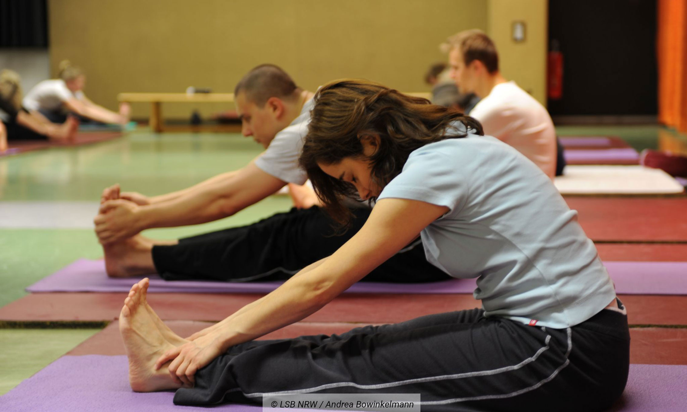 Junge Frau in einer Gruppe bei einer Yogaletes �bung